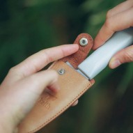 Abriendo la funda del Cuchillo de titanio pequeño Keith