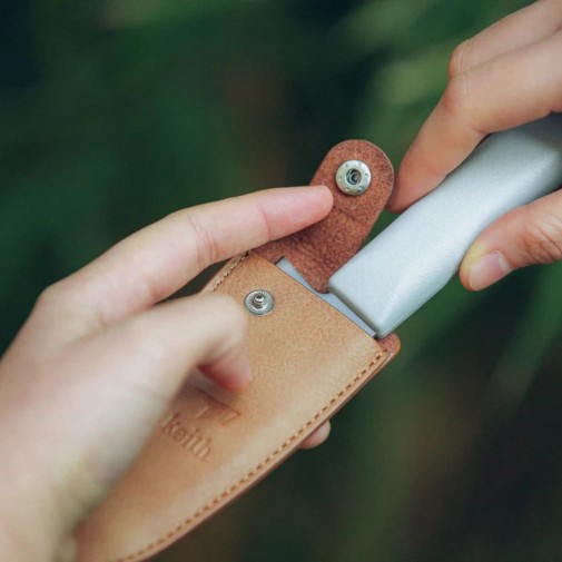 Abriendo la funda del Cuchillo de titanio pequeño Keith