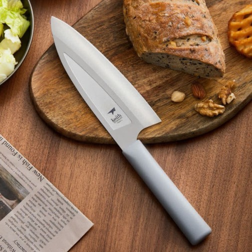Cuchillo de titanio grande Keith cortando pan
