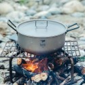 La Olla baja de titanio 1800 ml Keith en una hoguera hecha con brasas