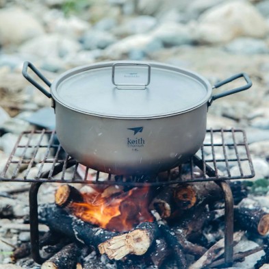 La Olla baja de titanio 1800 ml Keith en una hoguera hecha con brasas
