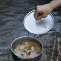 Cocinando un guiso vegetal cerca del río con la Olla baja de titanio 1800 ml Keith con tapa puesta