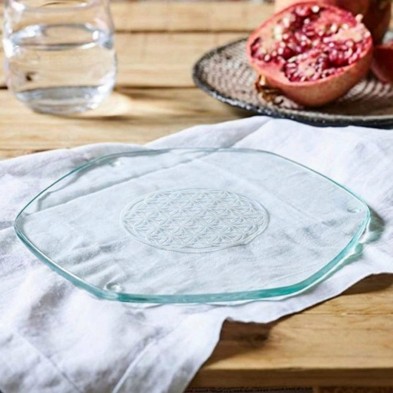 Bandeja flor de la vida grabada en láser sobre paño blanco y mesa de almuerzo Bandeja flor de la vida grabada en láser sobre paño blanco y mesa de almuerzo