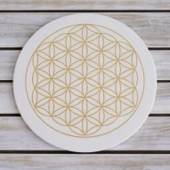 Plato bandeja de piedra natural Flor de la Vida en una mesa de madera