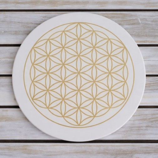 Plato bandeja de piedra natural Flor de la Vida en una mesa de madera
