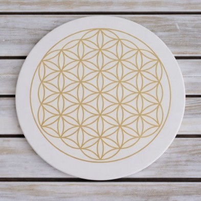 Plato bandeja de piedra natural Flor de la Vida en una mesa de madera