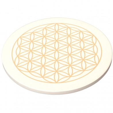 Vista inclinada del Plato bandeja de piedra natural Flor de la Vida sobre fondo blanco