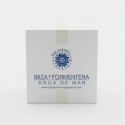 Caja blanca cerrada con 12 Botellas de Agua de mar ultrafiltrada con plasma marino Ibiza y Formentera en su interior