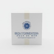 Caja blanca cerrada con 12 Botellas de Agua de mar ultrafiltrada con plasma marino Ibiza y Formentera en su interior