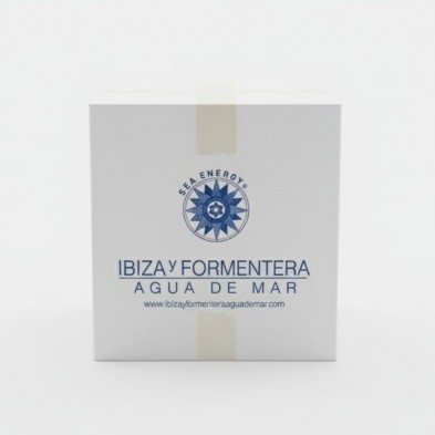 Caja blanca cerrada con 12 Botellas de Agua de mar ultrafiltrada con plasma marino Ibiza y Formentera en su interior Caja blanca cerrada con 12 Botellas de Agua de mar ultrafiltrada con plasma marino Ibiza y Formentera en su interior