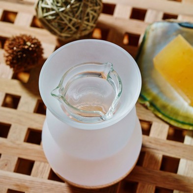 Quemador Lucerna Nature's Design sobre fondo blanco recipiente vacío, vista superior y sin vela encendida Quemador Lucerna Nature's Design sobre fondo blanco recipiente vacío, vista superior y sin vela encendida