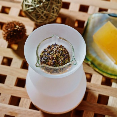 Quemador Lucerna Nature's Design sobre fondo blanco recipiente lleno de hierbas aromáticas Quemador Lucerna Nature's Design sobre fondo blanco recipiente lleno de hierbas aromáticas