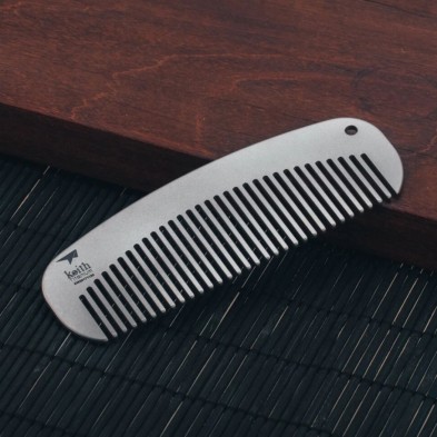 Peine de titanio pocket Keith en la encimera del baño