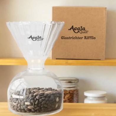 el Embudo de vidrio Riffilo AcalaQuell rellenando otro recipiente de vidrio con granos de café en la despensa