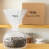 el Embudo de vidrio Riffilo AcalaQuell rellenando otro recipiente de vidrio con granos de café en la despensa