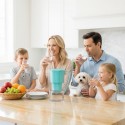 Una familia bebiendo agua de la Jarra con filtro Zeolita Clinoptilolita Alkanatur