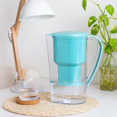 La jarra de agua alcalina Jarra con filtro Zeolita Clinoptilolita Alkanatur en la mesita de noche