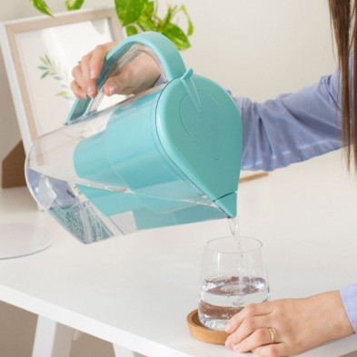 Sirviendo agua en un vaso con la Jarra con filtro Zeolita Clinoptilolita Alkanatur