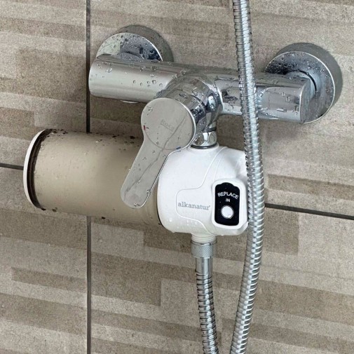 Filtro de ducha Alkanatur recambiable 50.000L instalado
