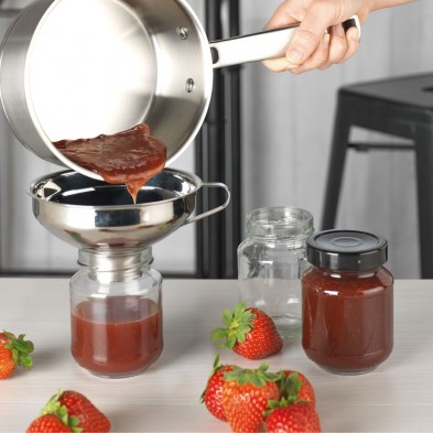 Usando el embudo mermelada Inox Lacor para trasvasar a un tarro mermelada de fresa casera