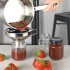 Usando el embudo mermelada Inox Lacor para trasvasar a un tarro mermelada de fresa casera