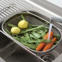 El Escurridor extensible Inox Lacor en el fregadero de la cocina con verduras