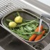 El Escurridor extensible Inox Lacor en el fregadero de la cocina con verduras