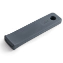 Protector de silicona para mangos de sartenes Lacor sobre fondo blanco