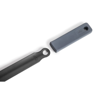 Ejemplo de cómo se introduce un mango de la sartén en el Protector de silicona para mangos de sartenes Lacor