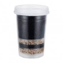 Tierra en capas y semillas en una taza transparente, perfecta para tu viaje a través de los antioxidantes.