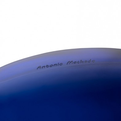Primer plano de una superficie curva lateral con la inscripción "Antonio Machado"