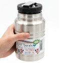 Termo de acero inoxidable con cuchara Biodora de 500 ml sostenido en la mano
