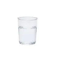Vaso de agua de vidrio de borosilicato con agua