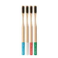 Cepillos de dientes de bambú con carbón activado Biocenter (Pack 4) sobre fondo blanco