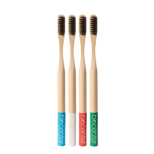 Cepillos de dientes de bambú con carbón activado Biocenter (Pack 4) sobre fondo blanco