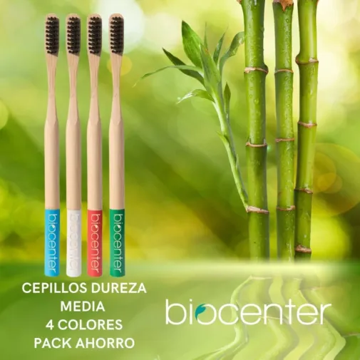 Los Cepillos de dientes de bambú con carbón activado Biocenter sobre un fondo natural con plantas de bambú