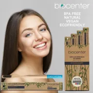 Muchacha sonriendo contenta con sus cepillos de dientes de bambú con carbón activado Biocenter (Pack 4)
