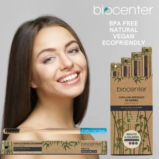 Muchacha sonriendo contenta con sus cepillos de dientes de bambú con carbón activado Biocenter (Pack 4)