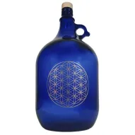 Garrafa de vidrio azul de murano 5 litros con flor de la vida en adhesivo vinilo colocado en el centro de la garrafa