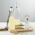 Preparados naturales en las diferentes Botellas de Vidrio Clip Top Cuadrada de Kilner sobre fondo blanco