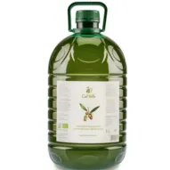 Botella grande verde de aceite de oliva virgen extra con asa y etiqueta.