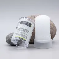 Desodorante natural de alumbre en stick 120 g de Laboratorio Sys abierto sin su tapa apoyado en una piedra
