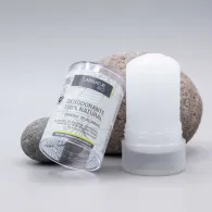 Desodorante natural de alumbre en stick 120 g de Laboratorio Sys abierto sin su tapa apoyado en una piedra