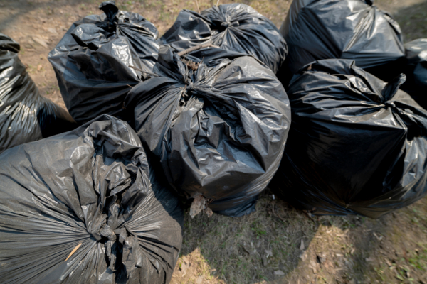 Bolsas de basura hasta las manillas