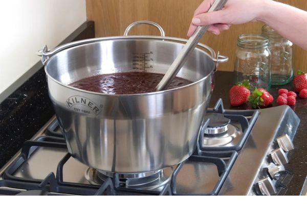Removiendo y cociendo la mermelada en la olla de acero inoxidable para mermeladas Kilner
