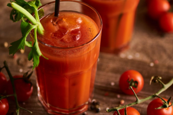 Delicioso zumo de tomate en un vaso con un poquito de albahaca