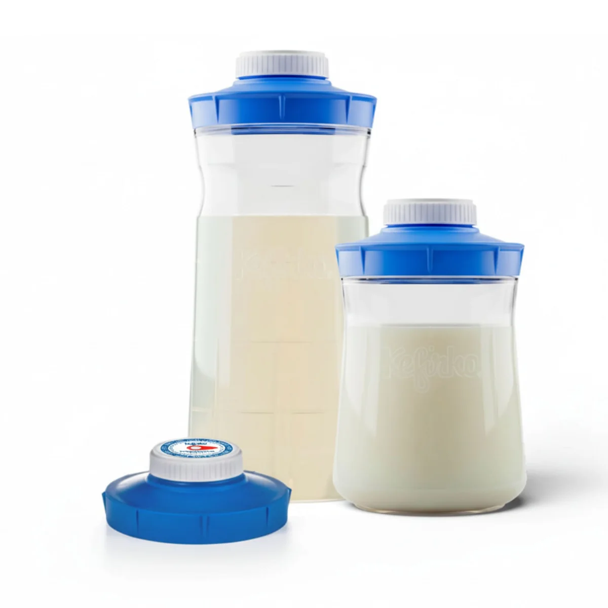 Dos tarros de vidrio Kefirko con kéfir de leche y kéfir de agua junto a la tapa con reloj de fermentación