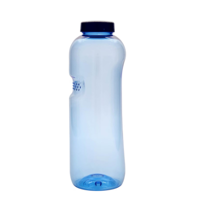 Una botella de agua de plástico azul transparente con tapa azul oscuro