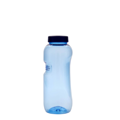 Botella de agua de plástico azul con tapa negra sobre fondo blanco.
