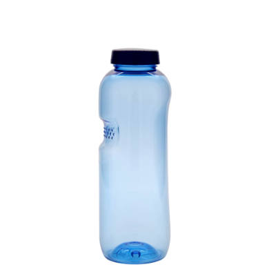 Botella de agua azul transparente con tapón azul oscuro, en posición vertical.